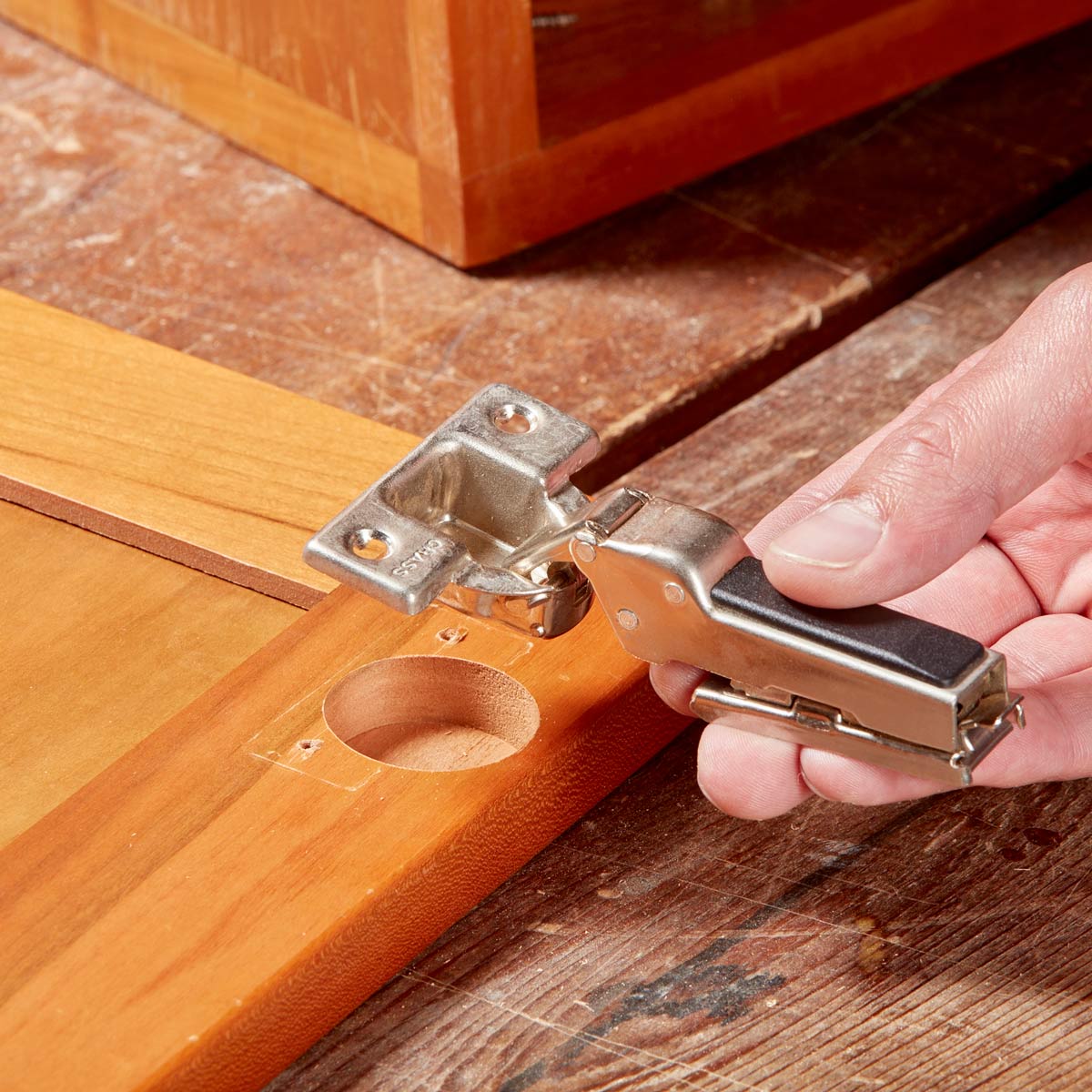 петли для дверей шкафа. регулировка петель на дверцах шкафа. монтаж петель двери шкафа монтаж. крепеж для навесных шкафов. петля indamatic hinges 7-шарнирная.