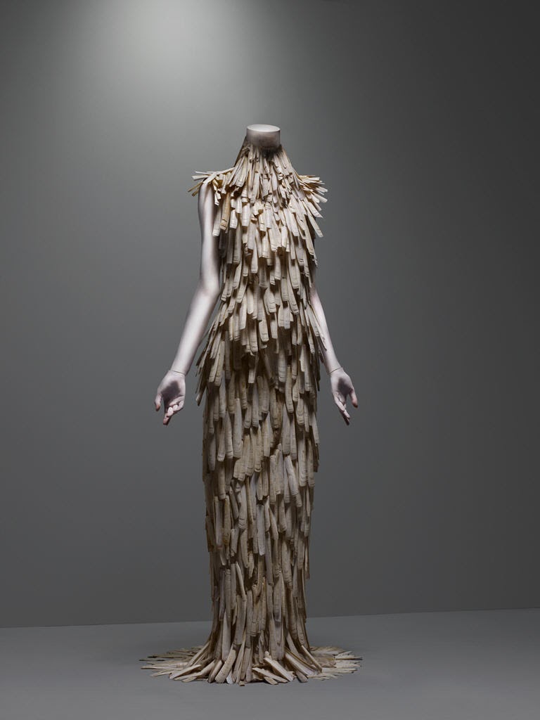 Ŧhe ₵oincidental Ðandy: Savagely Beautiful: Alexander McQueen At The ...