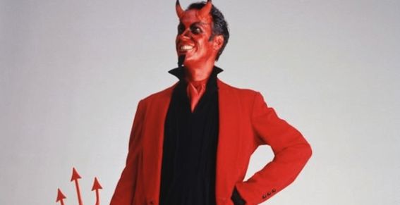 Hombre disfrazado del diablo