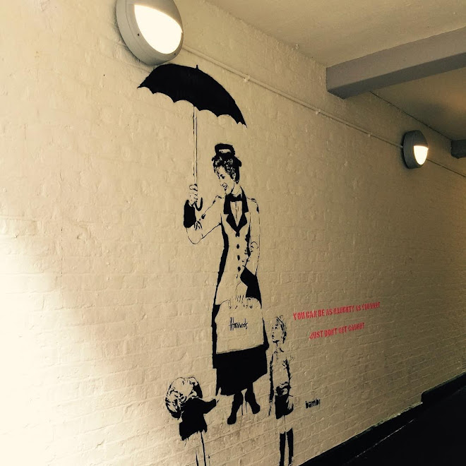 Lily Collins Found Mary Poppins On The Wall Of Tunnel In London : ロンドンのトンネルで、メリー・ポピンズを見つけたリリー・コリンズ ! !
