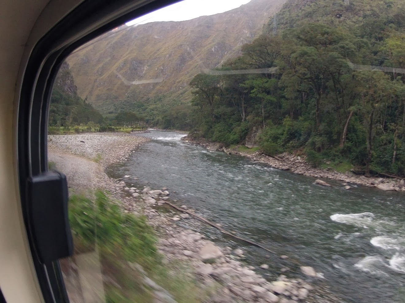 Vista do rio de dentro do trem para Machu Picchu / Peru.