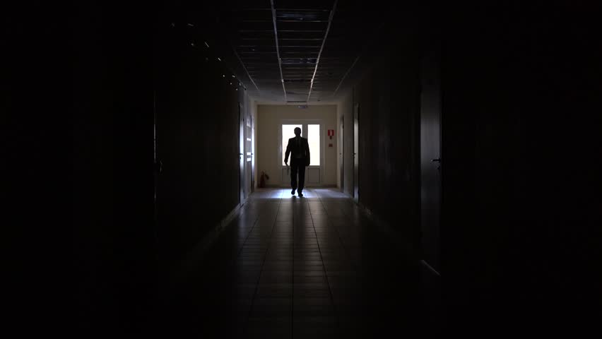 Человек идет по коридору. Сон идти по коридору. Сон идти по коридору. Больничный коридор ночью. Человек идёт по корридору.