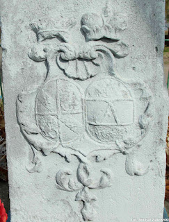 Herb małżeński na cokole kolumny, z prawej herb Althannów (żona) Herb małżeński na cokole kolumny maryjnej w Czernicy, z prawej herb Althannów (żona)