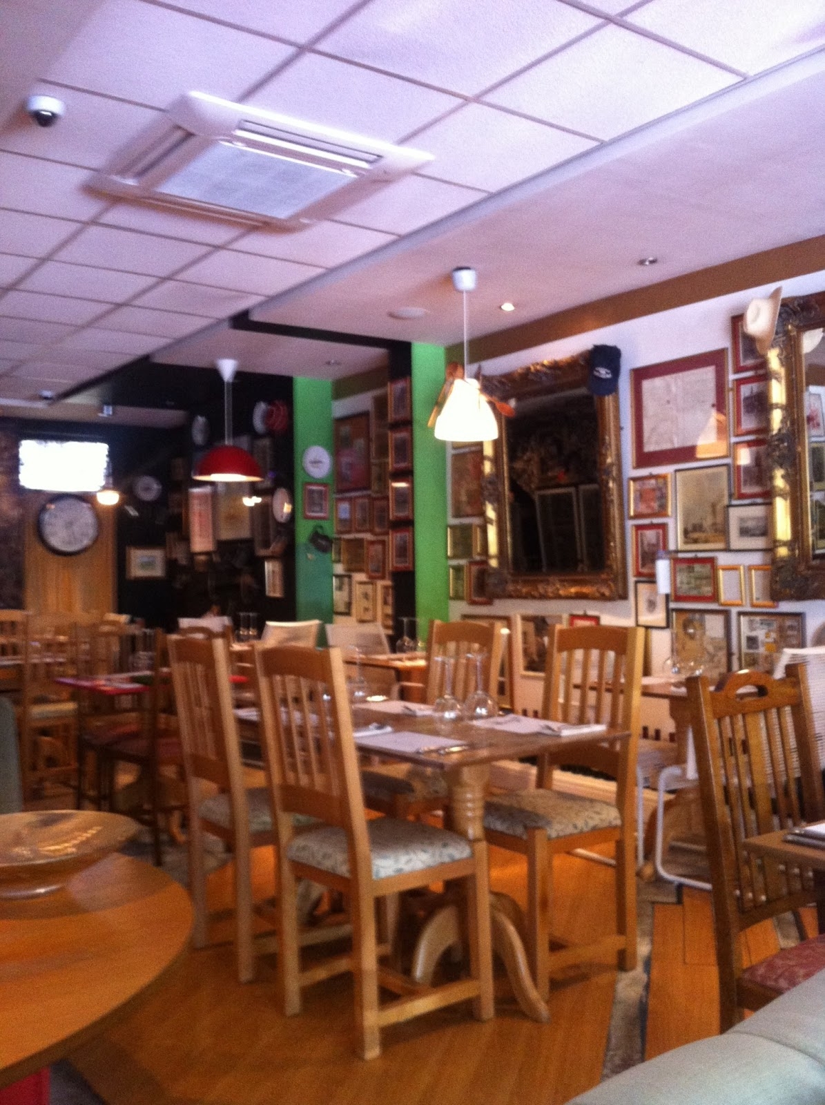 Bwyta yn y Brifddinas Bully’s Restaurant tough to beat