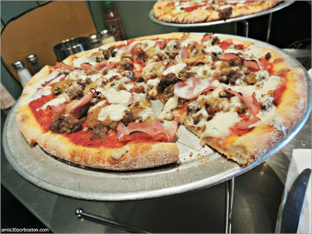 Ruta Gastronómica por Salem: Pizzas en Flying Saucer Pizza