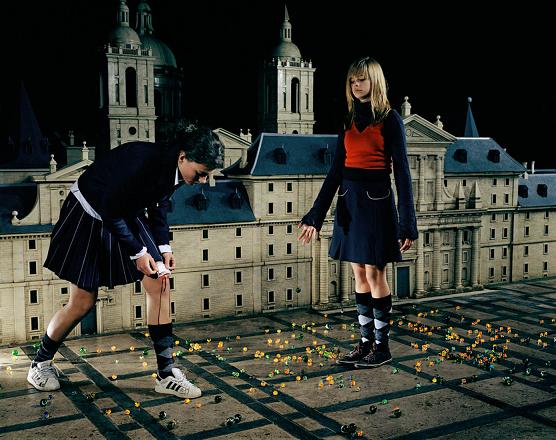 julia fullerton-batten fotografia meninas adolescentes gigantes cenários diminutos maquetes adolescência