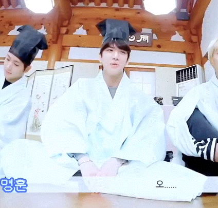 아투 앞두고 예절 공부한 더보이즈.gif | 인스티즈