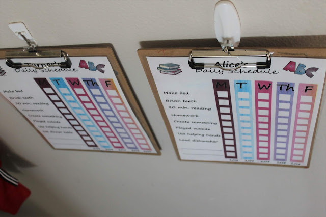 Simple printable kids daily chore chart to help get your family organized and back into the routine of the school year.