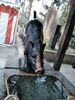 『護王神社』手水舎「幸運の霊猪」2