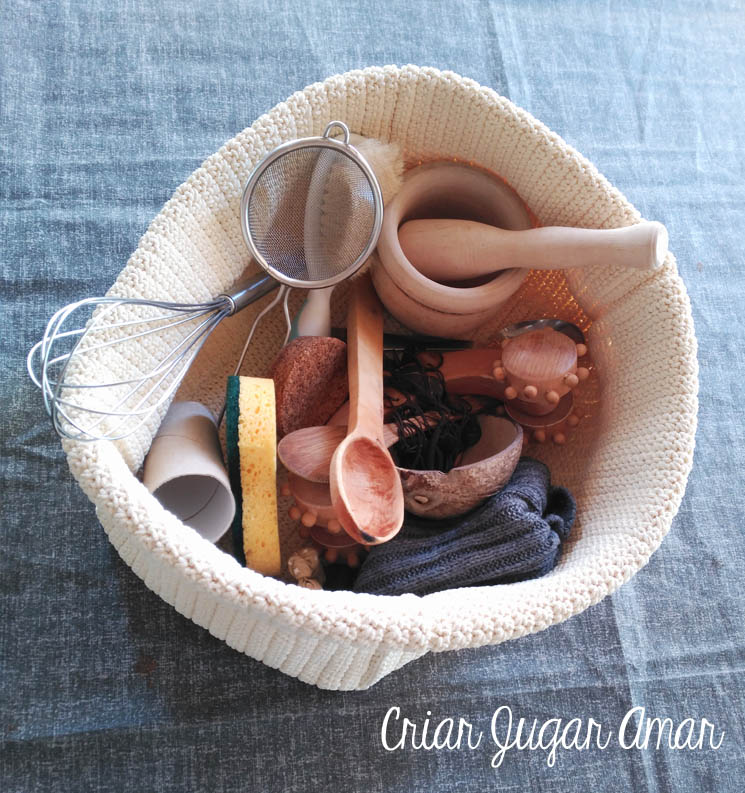 El cesto de los tesoros es un juego sensorial inspirado en montessori