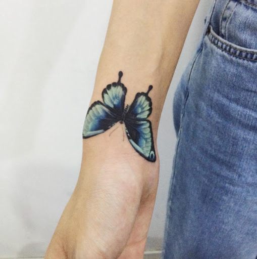 Esta brilhante preto e azul borboleta