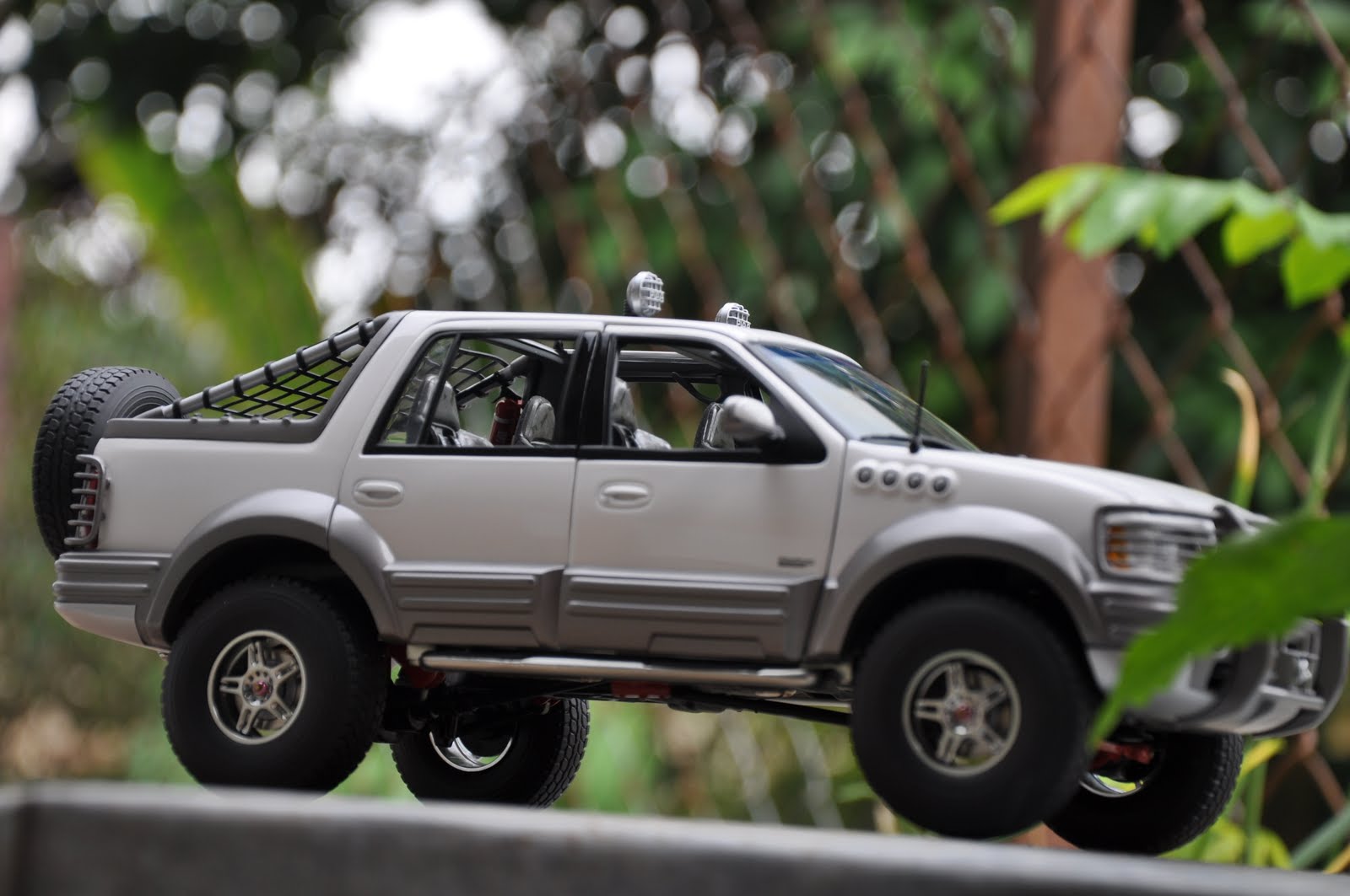 AKID DIECAST WORLD 118 AUTOART FORD EXPEDITION HIMALAYA