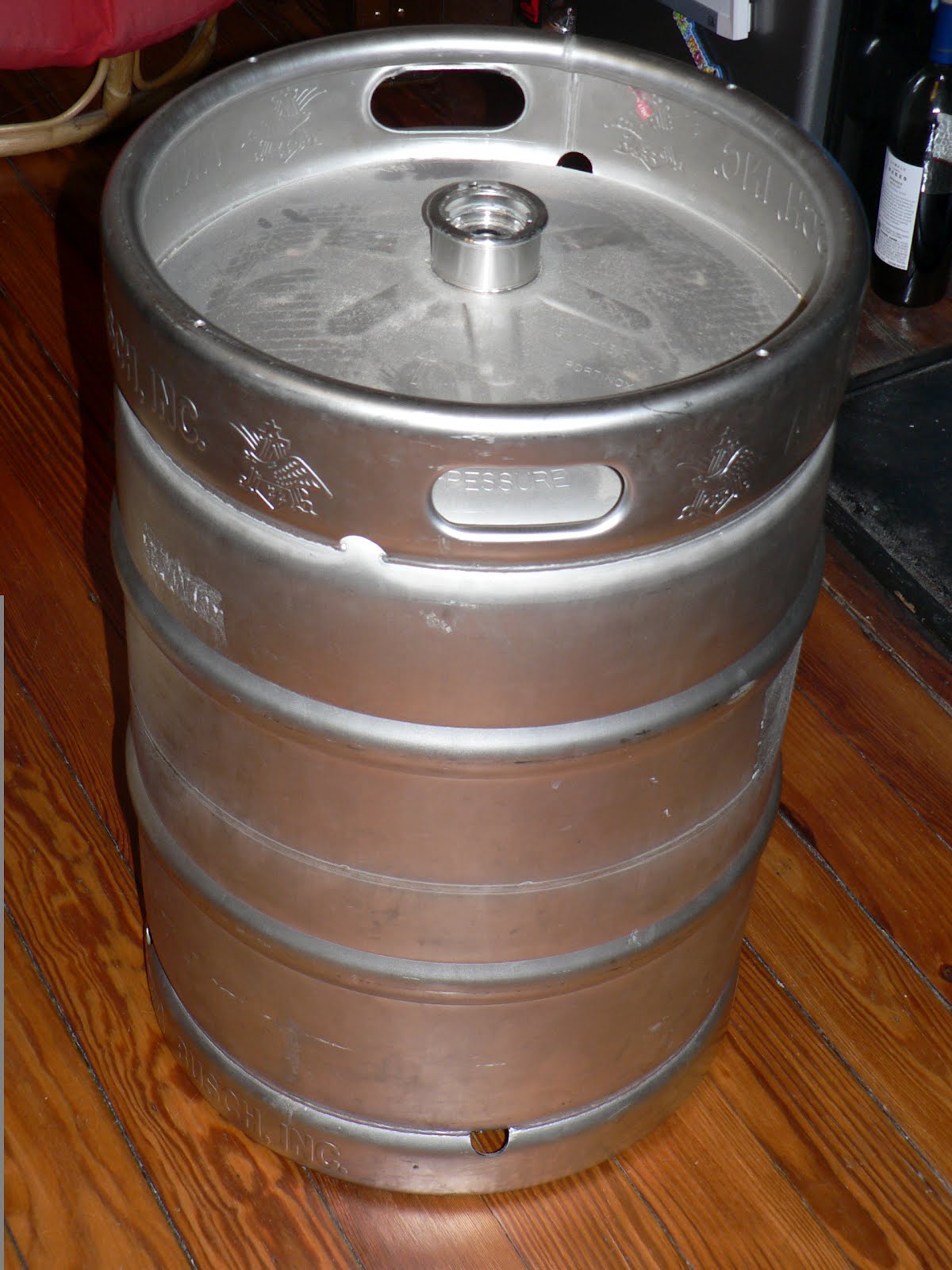 The MANsion Keg Chair & Table