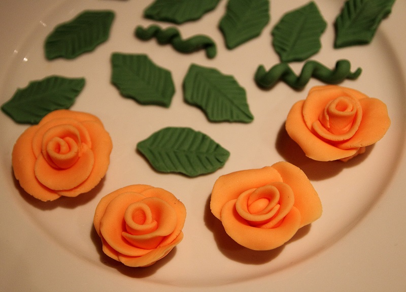 Easy Fondant Roses for Mothering Sunday Cakes
