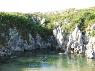 Playa de Gulpiyuri en Naves (Asturias, España) Playa de Gulpiyuri en Naves (Asturias, España)
