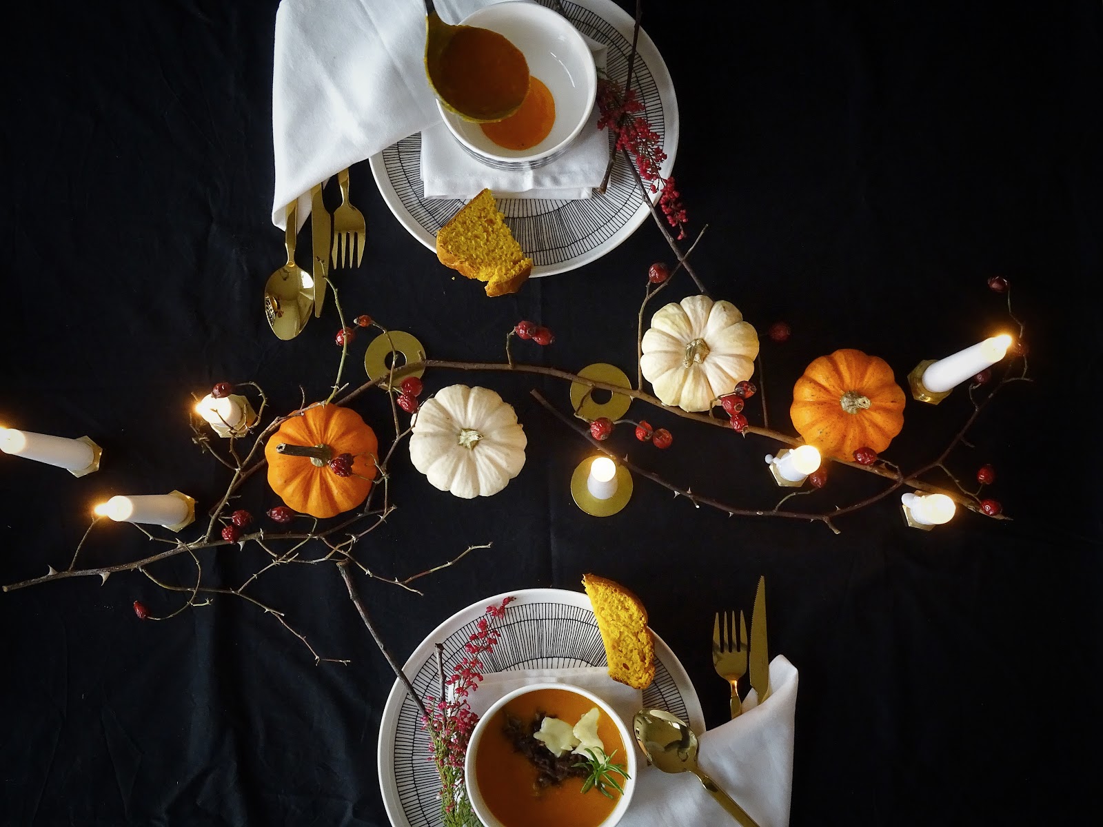 Halloween küsst Herbst - Herbstliche Tischdeko-Idee 'dark and moody' mit einem dezenten, edlen Hauch Halloween - Rezept Kürbissuppe mit Camembert - Rezept Kürbis-Weißbrot mit Dinkel - https://mammilade.blogspot.de Halloween küsst Herbst - Herbstliche Tischdeko-Idee 'dark and moody' mit einem dezenten, edlen Hauch Halloween - Rezept Kürbissuppe mit Camembert - Rezept Kürbis-Weißbrot mit Dinkel - https://mammilade.blogspot.de