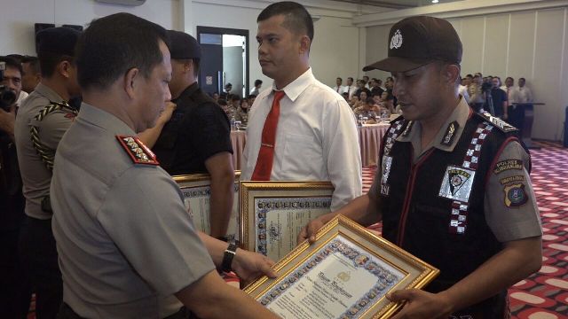 Polisi Ini Rela Bagikan Gajinya Demi Tolong Warga Hingga Diusir Istri Dari Rumah, Hingga Jualan Sayur