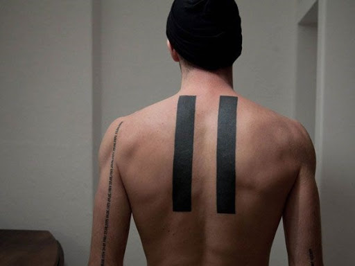 Duas negras verticais retângulos executar ao longo do utente coluna vertebral na metade superior do portador de voltar sem imaginação tatuagem peça.