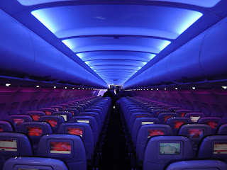 Virgin Airlines, kabin, cahaya ungu, ungu kabin Virgin Airlines