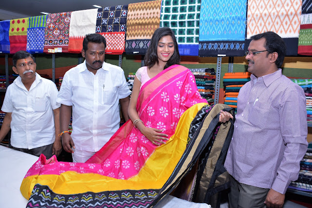 Actress Shalu Chourasiya Inaugurates Pochampally IKAT art mela at Vijayawada Actress Shalu Chourasiya Inaugurates Pochampally IKAT art mela at Vijayawada