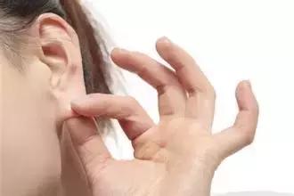 一套耳部自我按摩方法：這麼按，骨病、五臟問題...大有益處！(失眠、打嗝)