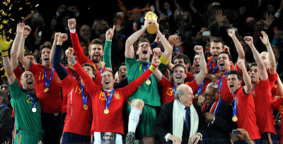 Tim Nasional Spanyol Mengangkat Trofi Piala Dunia 2010
