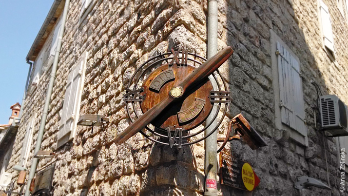Оригинальные часы в Старом городе, Будва, Черногория