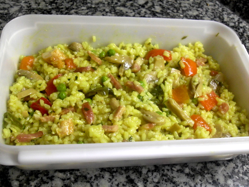 Arroz al curry con pollo y verduras.