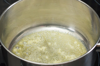 Propržite bijeli luk na puteru i maslinovom ulju