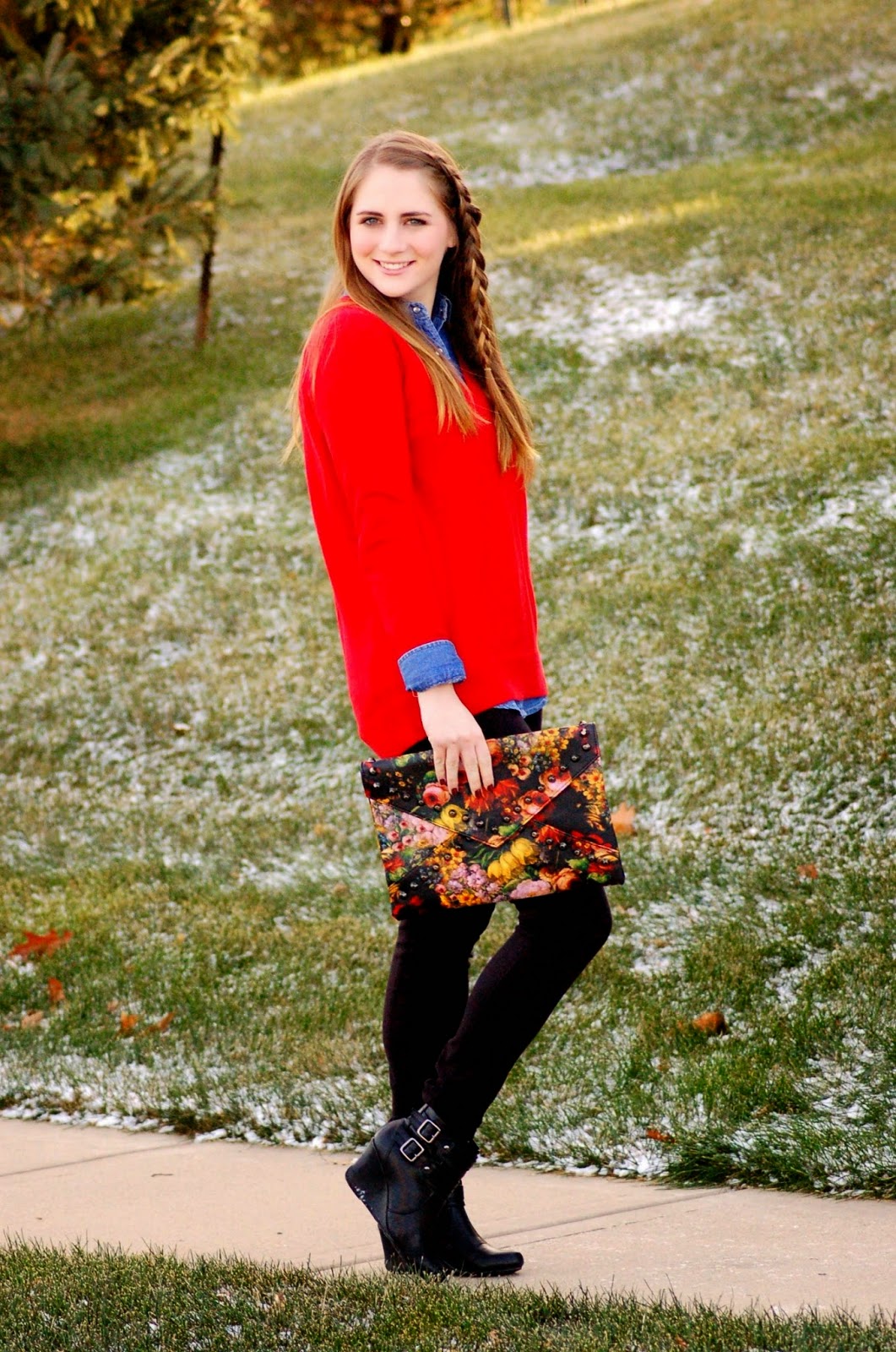 what color shirt goes with red leggings on it's neck