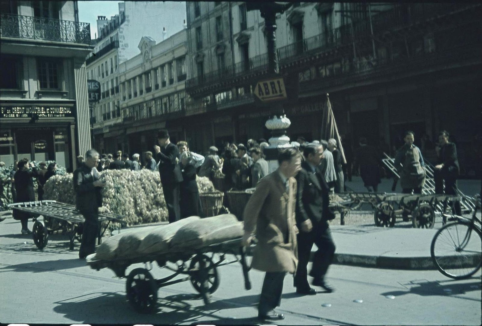 Nés Sous L'occupation Des Bébés Pour La France 40 Amazing Color Photographs That Capture Street Scenes of Paris Under