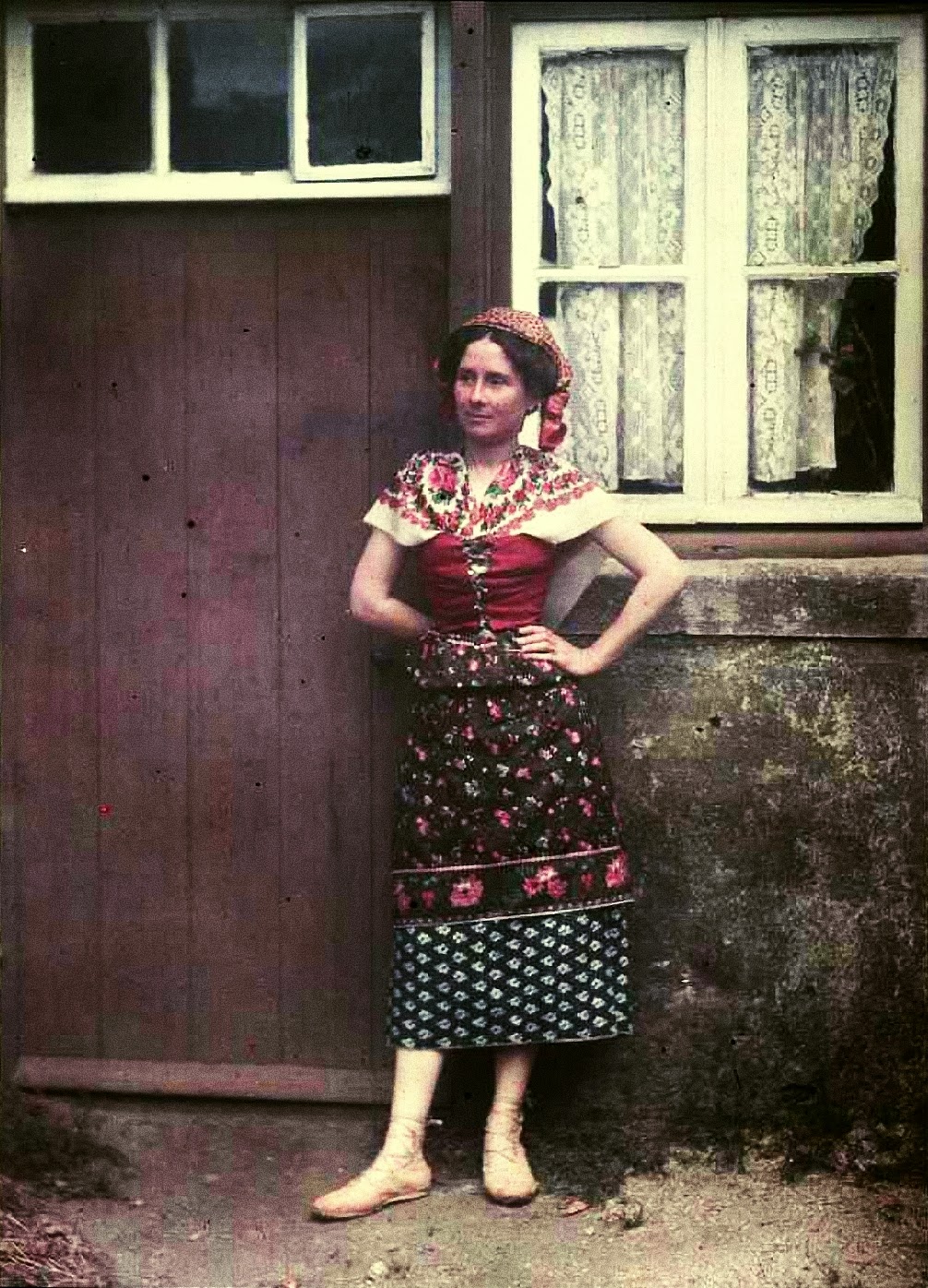 23 Rare and Stunning Color Portrait Photos of French Women