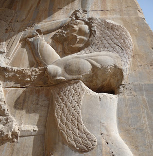 Mythologie Perse - Les dieux Persepolis_Hundertsaeulensaal_Relief_Kampf_Ahriman_2