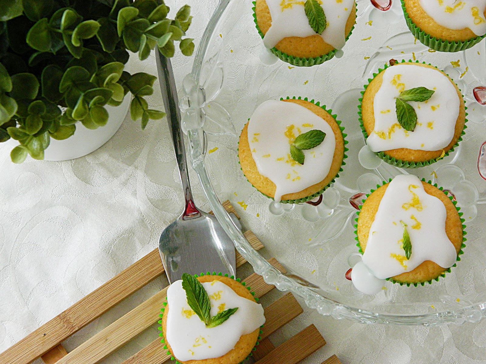 Dr Ola&amp;#39;s kitchen: Lemon-Yogurt Cupcakes with sugar glaze.(Zitronen ...