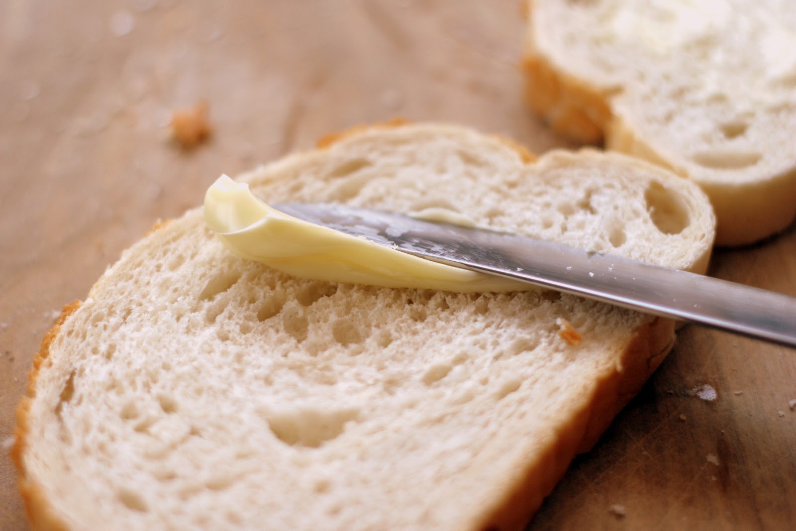 パンにバターを塗るバターナイフ