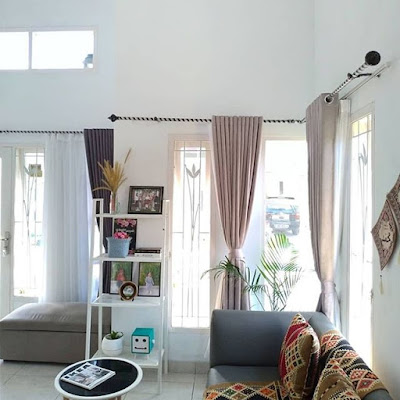 dekorasi ruang keluarga dengan penataan yang simpel