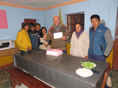 Gestern feierte man in Bolivien den “adulto mayor” und mit 61 gehöre ich eben auch dazu. So kamen meine Patenkinder der Abiklasse am Abend noch mit einer Torte vorbei.