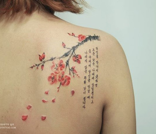 Simples mas bela flor de cerejeira tatuagem no ombro. O pequeno ramo com flores de cerejeira é acompanhada por uma citação em caracteres coreanos mostra a influência oriental do design que o torna ainda mais exclusivo. (Foto: Fontes de imagem)