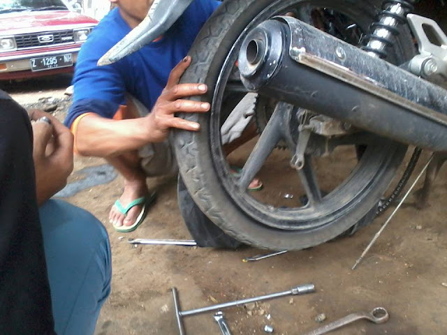 Tambal Ban Motor Malam Hari - Perumperindo.co.id