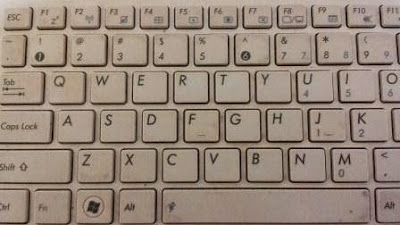 Menghilangkan Debu dari Keyboard Laptop