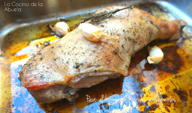 Pavo al horno con hierbas provenzales.