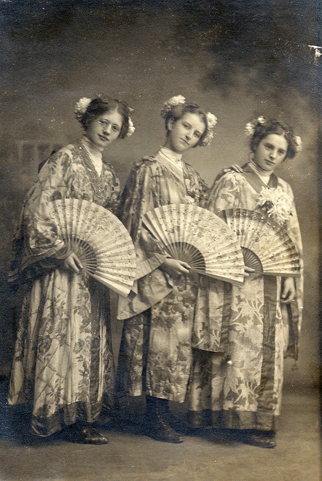 35 Vintage Photos of Foreigner Women Posing in Kimono Dress From the