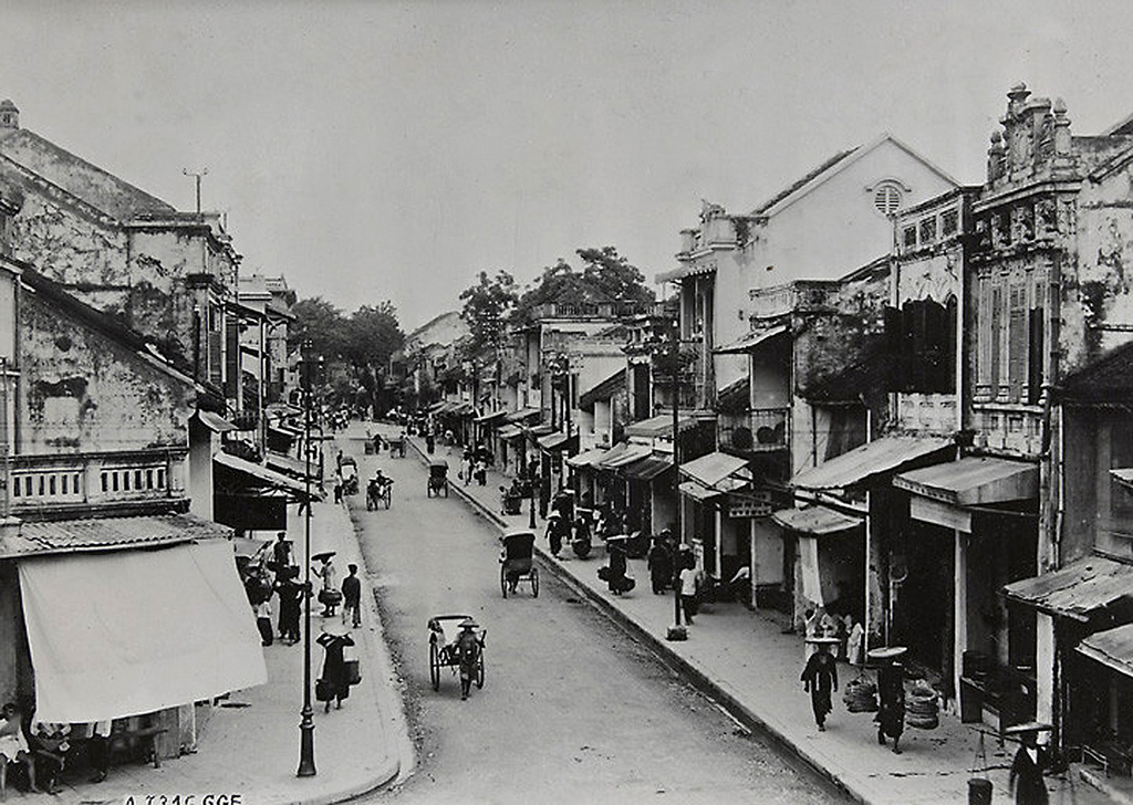 Trải qua nhiều năm tháng cùng với những biến động trong từng giai đoạn lịch sử, khu vực phố cổ Hà Nội xưa và nay cũng có nhiều thay đổi.