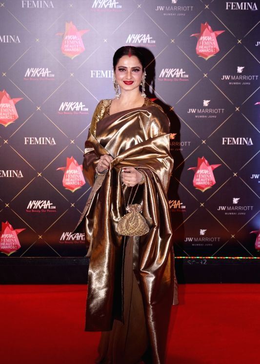 Beautiful Indian Queen Actress Rekha Photos at the Femina Beauty Awards Navel Queens