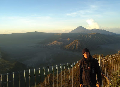Gunung Bromo dan Gunung Batok dengan Latar Gunung Semeru Dilihat dari Puncak Penanjakan 