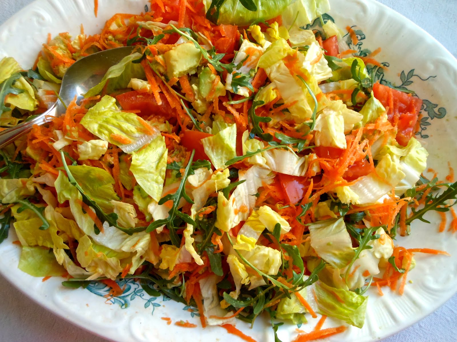 El delantal rojo: 320.- Ensalada jardinera (con aguacate)