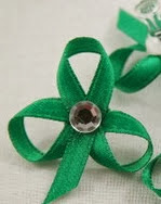 http://translate.googleusercontent.com/translate_c?depth=1&hl=es&rurl=translate.google.es&sl=auto&tl=es&u=http://childmadetutorials.blogspot.com.es/2011/02/petite-ribbon-shamrocks.html&usg=ALkJrhjn-Z6KrC_ycmpfuMmKTZ7b8r1TEA