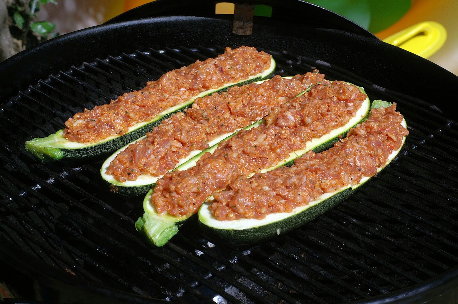 Küchenchaoten: Gefüllte Zucchini mit Tomaten-Paprika-Püree