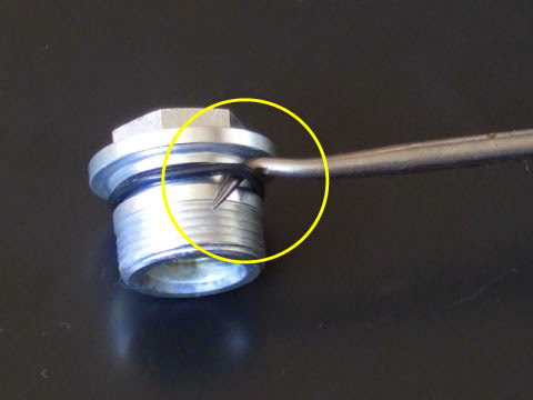 ピックツールの使い方サンプル画像 STRAIGHT(ストレート)のピックツール。Oリングを引き上げる時のピックアップツール使い方サンプル
