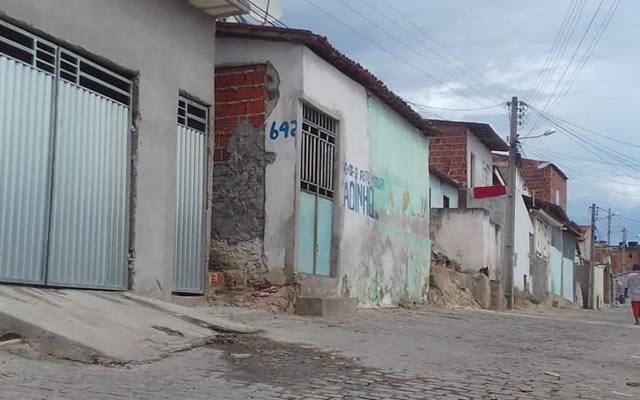 Mulher é espancada por companheiro no meio da rua em Jacobina, denunciam vizinhos